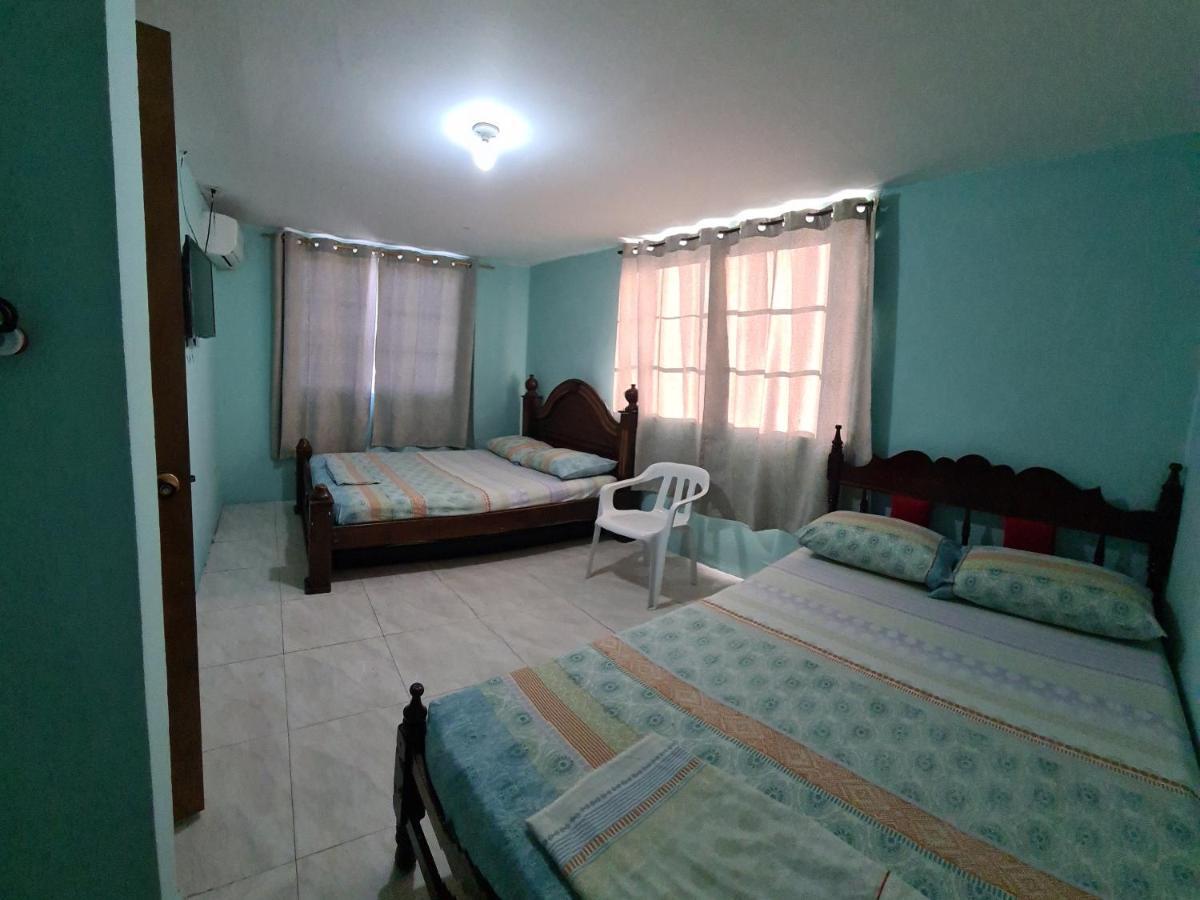 Quarto com 2 Camas de Solteiro e Banheiro Compartilhado